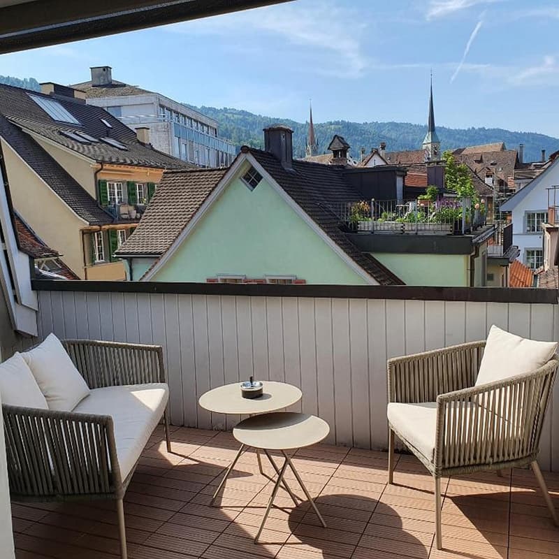 Charmante 2.5-Zimmer-Maisonette-Wohnung mit Bergblick in Zug (10)