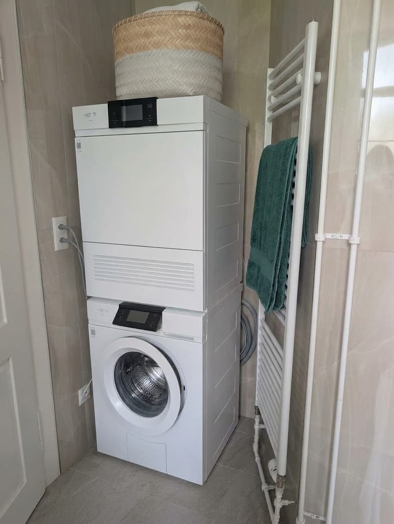 Traumhafte Altbauwohnung mit neu renovierten Nasszonen und Seeblick (9)