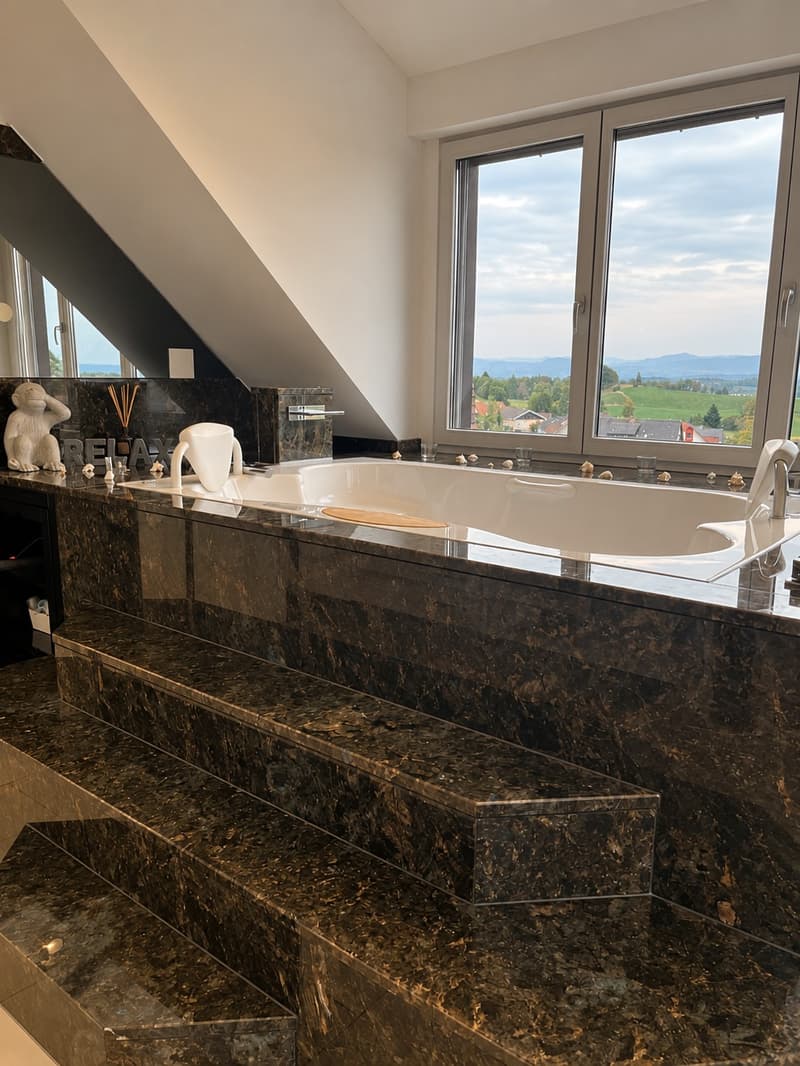 5.5-Zimmer-Wohnung mit grosser Terrasse, Balkon & Jacuzzi (10)
