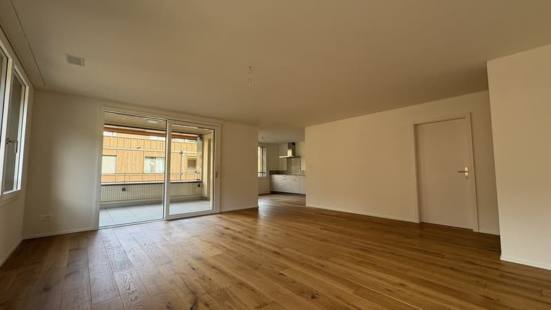 Grosszügiger Wohn- und Essbereich mit Zugang zur Loggia