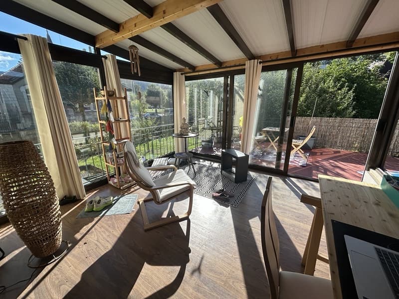 3,5 pièces à Môtiers avec véranda, terrasse et jardin ! (2)