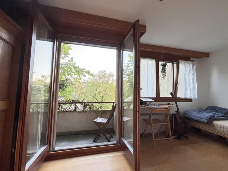 Room with Balcony in Big House (2)