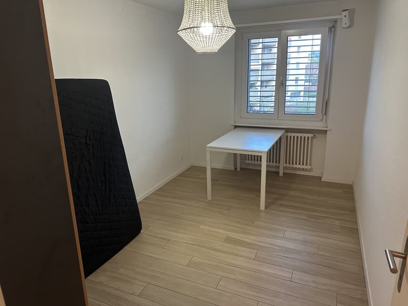 Bright Room in Kloten Quiet and Comfortable Living (3)