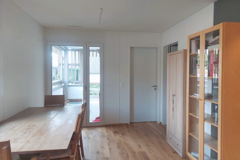 Neuwertige 2.5-Zimmer-Wohnung mit Parkett, gedeckter Terrasse und Sitzplatz in Höri (3)