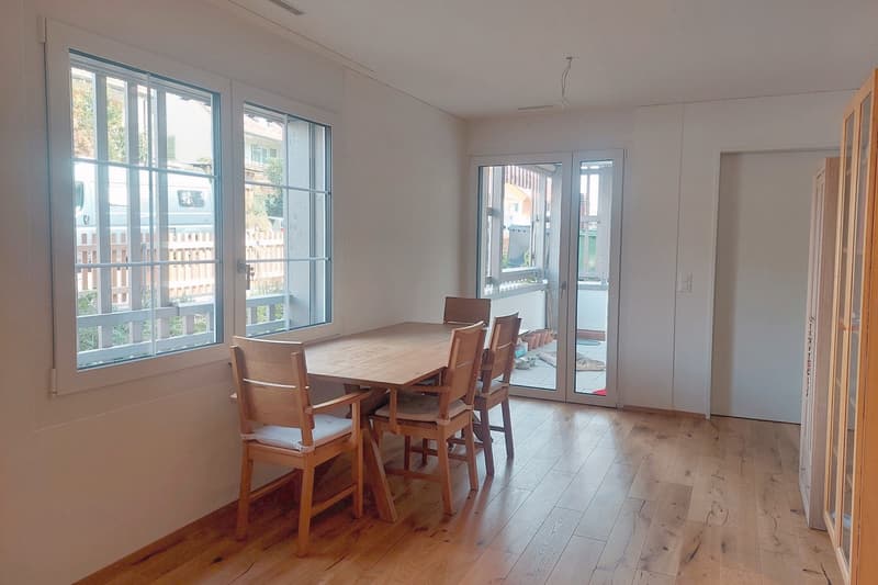 Neuwertige 2.5-Zimmer-Wohnung mit Parkett, gedeckter Terrasse und Sitzplatz in Höri (2)