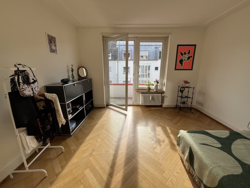 Sonnendurchflutete 1-Zimmer-Wohnung mit grossem Balkon im Iselin Quartier (3)