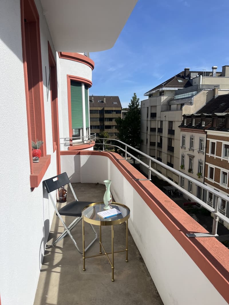 Sonnendurchflutete 1-Zimmer-Wohnung mit grossem Balkon im Iselin Quartier (2)