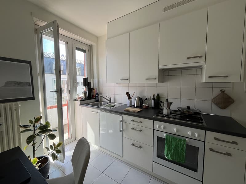 Sonnendurchflutete 1-Zimmer-Wohnung mit grossem Balkon im Iselin Quartier (6)