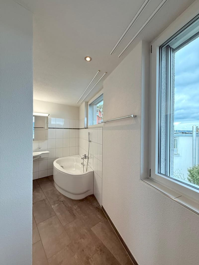 Helle und grosszügige 3,5-Zimmer-Wohnung mit Blick auf den Bachtel (3)
