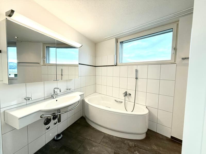 Helle und grosszügige 3,5-Zimmer-Wohnung mit Blick auf den Bachtel (8)