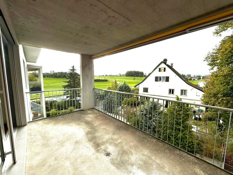Helle und grosszügige 3,5-Zimmer-Wohnung mit Blick auf den Bachtel (6)