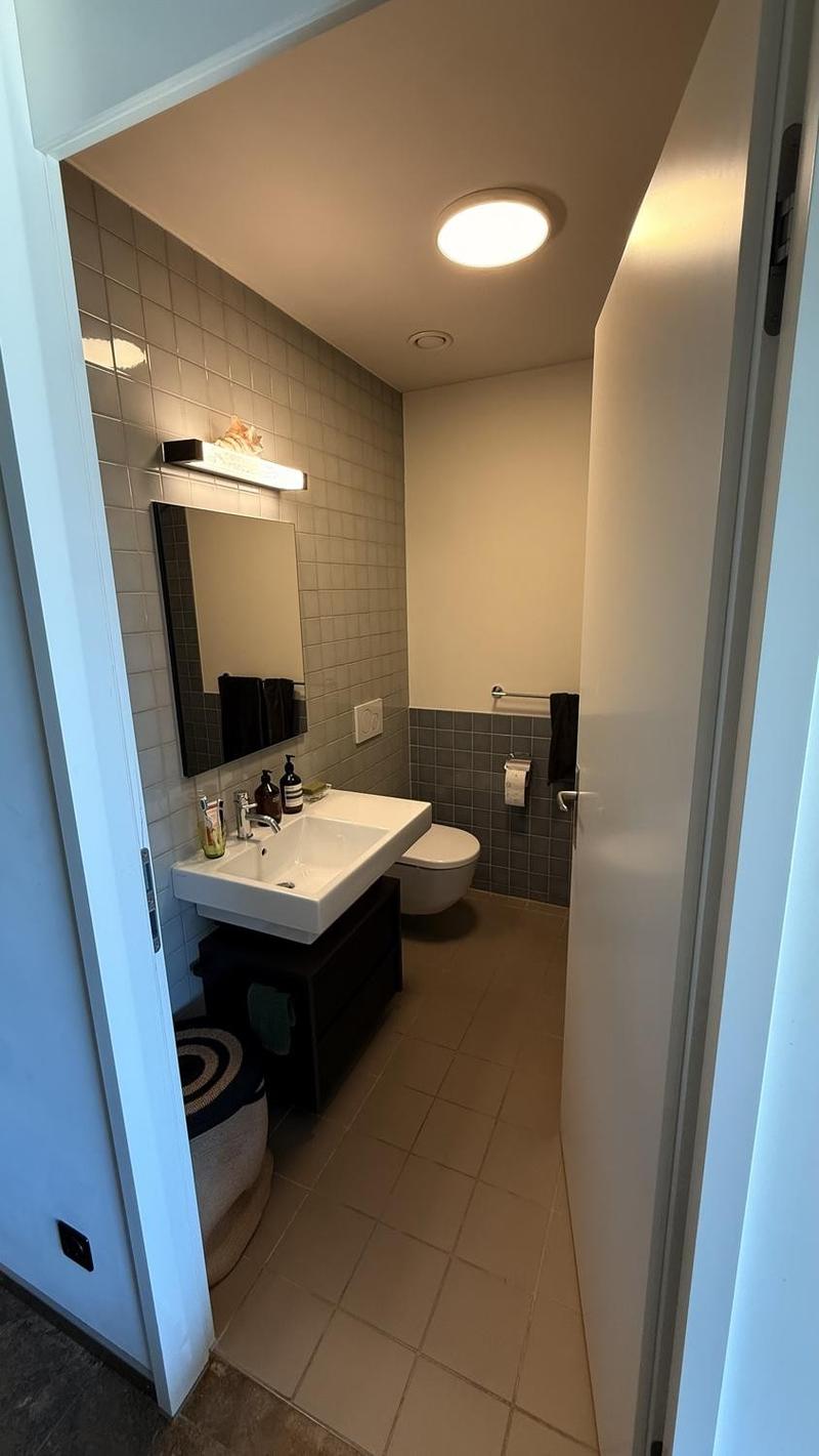 Möbliertes Zimmer mit eigenem Bad & Loggia, 5 Min. vom HB | Furnished room with private bathroom & loggia, 5 min from Zurich HB (10)