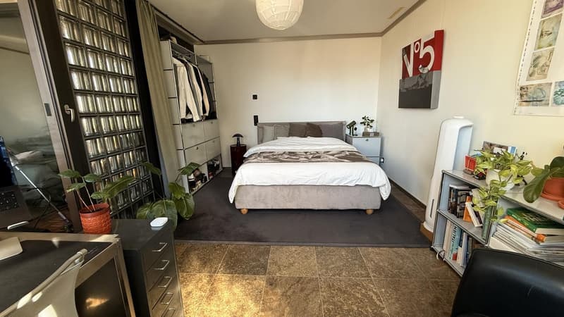 Möbliertes Zimmer mit eigenem Bad & Loggia, 5 Min. vom HB | Furnished room with private bathroom & loggia, 5 min from Zurich HB (1)