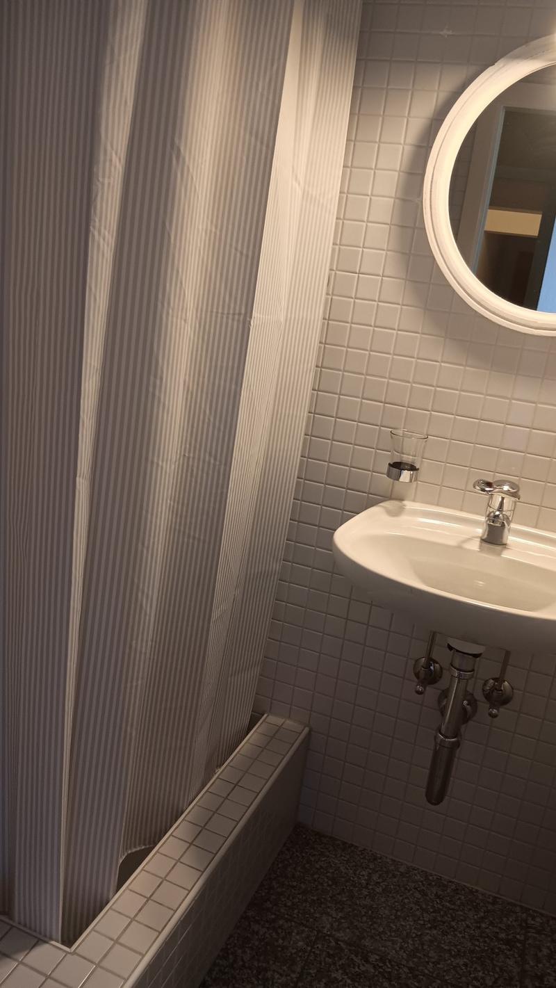 Zimmer 360.- ab sofort zu vermieten (2)