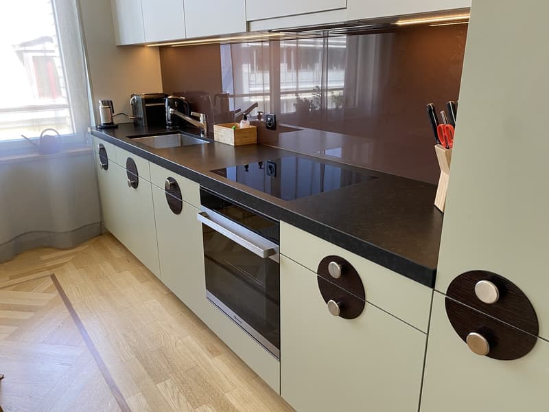 Möblierte 2.5-Zimmer-Wohnung mit Balkon beim Zürich HB | Fully Furnished 2.5-Room Apartment with Balcony next to Zurich main station (3)