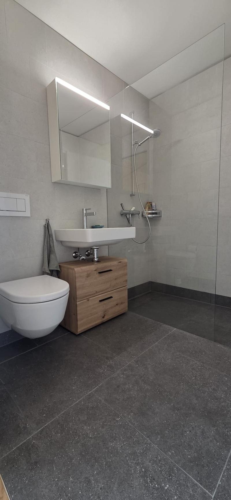 Modernes Zimmer mit privatem Bad und Bergblick Neubau in Kriens (10)