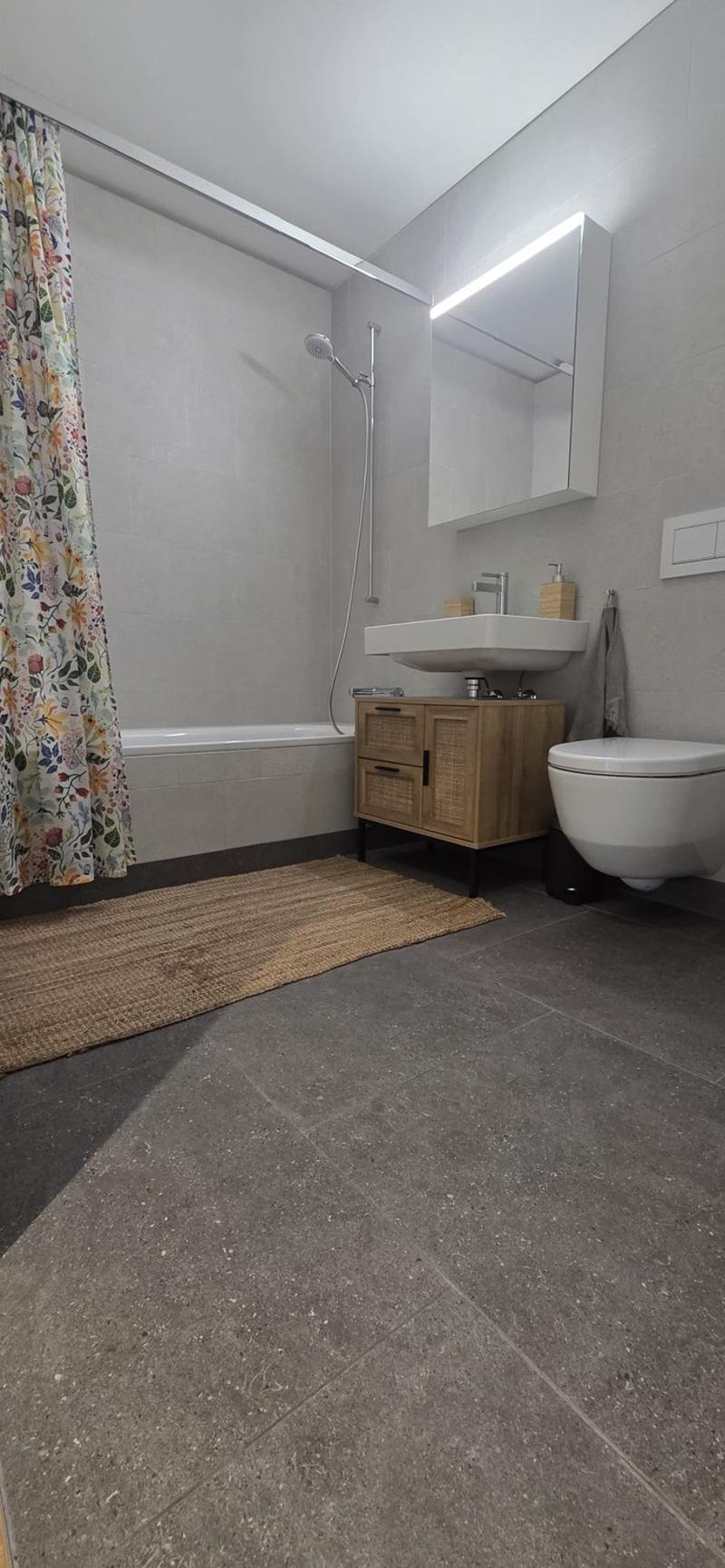Modernes Zimmer mit privatem Bad und Bergblick Neubau in Kriens (9)