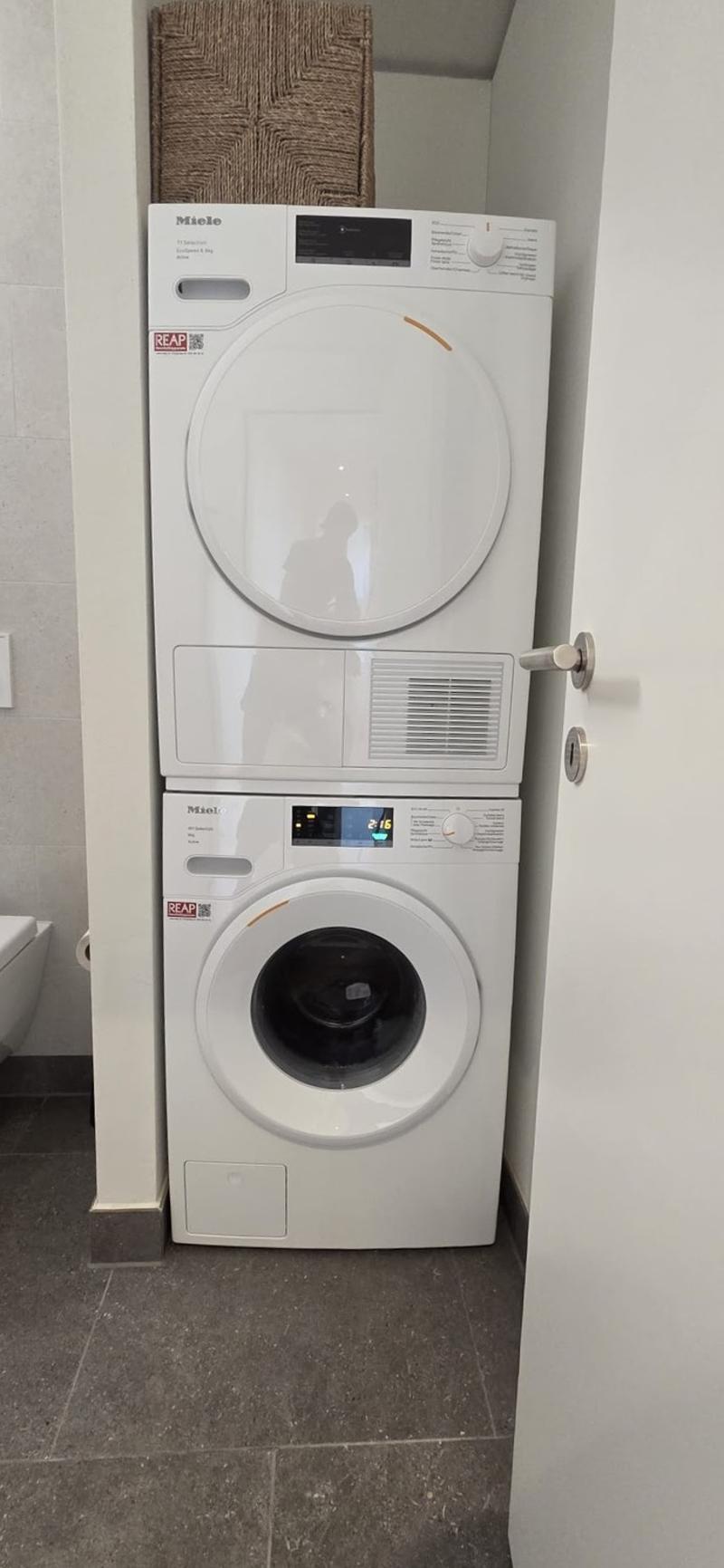 Modernes Zimmer mit privatem Bad und Bergblick Neubau in Kriens (11)