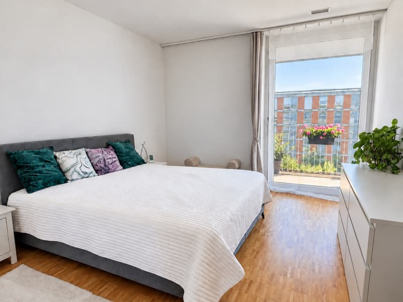Bright & spacious furnished 3.5-room apartment, centrally located 5 mins to Oerlikon train station (5)