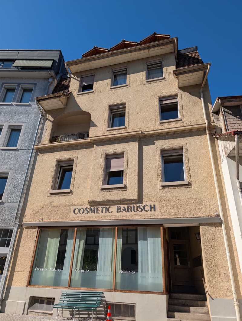 Vorderansicht des Gebäudes, wohnung im 3. Stock, kein Balkon.