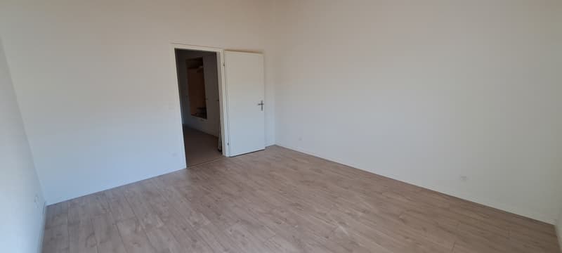 Hell, ruhig, frisch renoviert: 2.5-Zimmer-Wohnung mit Balkon und Gartensitzplatz (5)