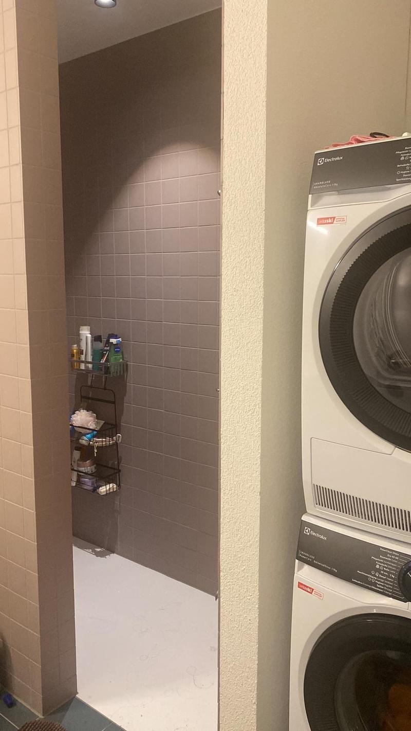 Dusche mit Waschmaschine/Tumbler