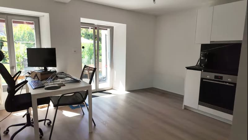 Bel appartement 2,5 pièces rénové avec grand jardin et terrasse Peseux (10)