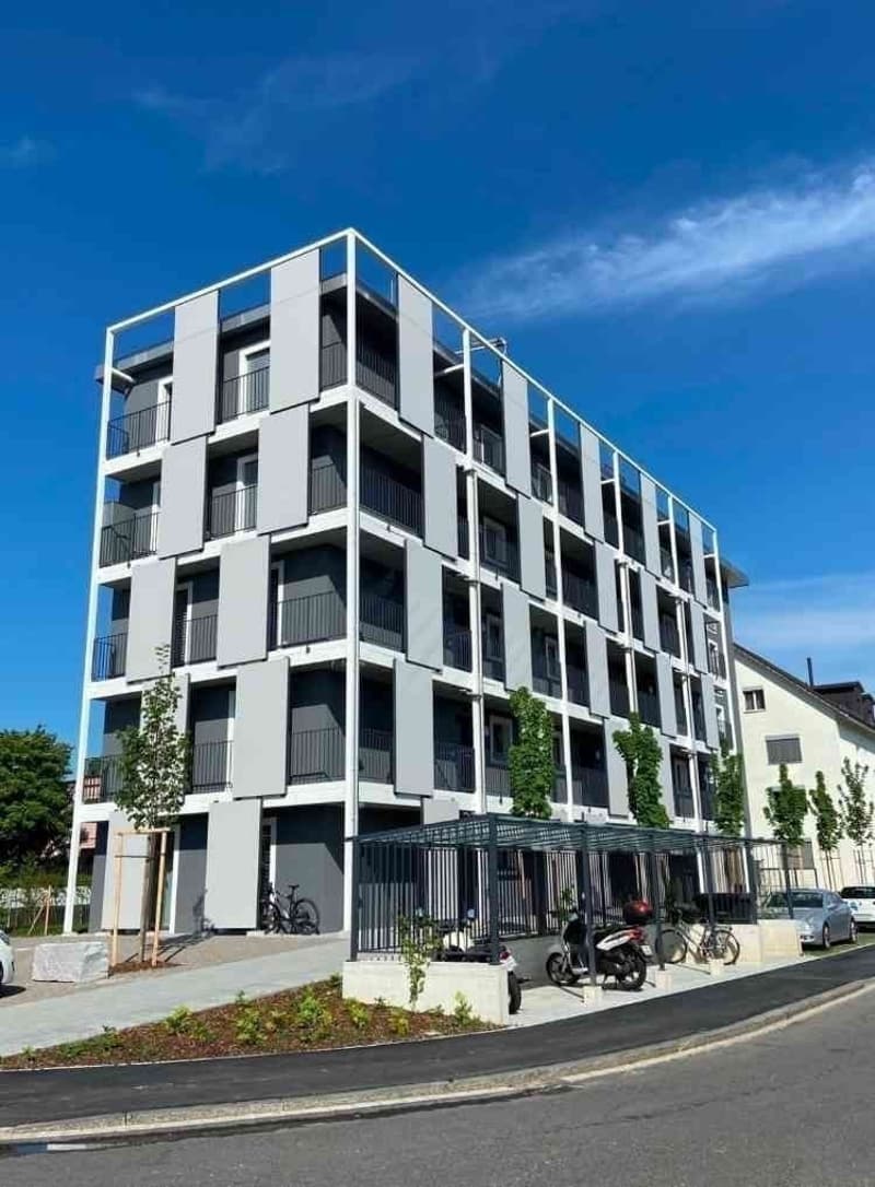 01.11- 30.11.2026 : Neue moderne 2.5 Zimmer, 50 m², 1. OG mit Balkon befristet möbeliert Sommer (2)