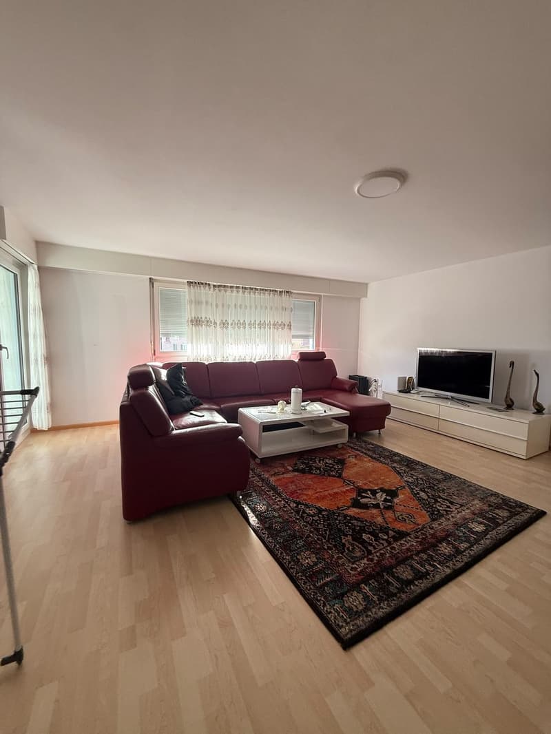 Grosszügige 4½-Zimmer-Wohnung mit Balkon im Herzen von Neuhausen am Rheinfall (1)