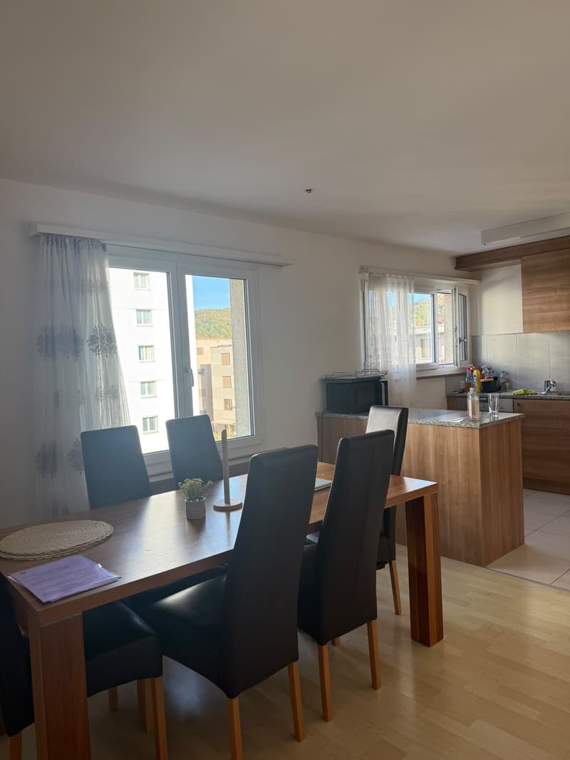 Grosszügige 4½-Zimmer-Wohnung mit Balkon im Herzen von Neuhausen am Rheinfall (3)