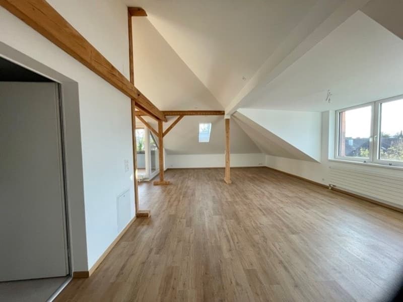 Charmante 4½-Zimmer-Dachwohnung mit Holzbalken und gedeckter Loggia (10)