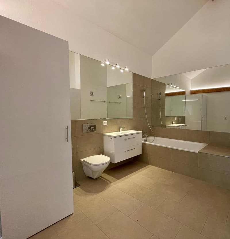 Charmante 4½-Zimmer-Dachwohnung mit Holzbalken und gedeckter Loggia (12)