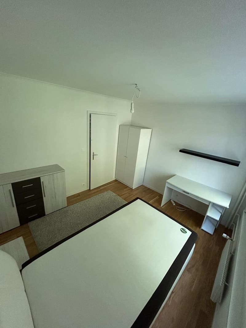 Chambre meublée à louer chez une famille (3)