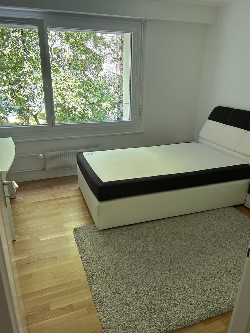 Chambre meublée à louer chez une famille (1)