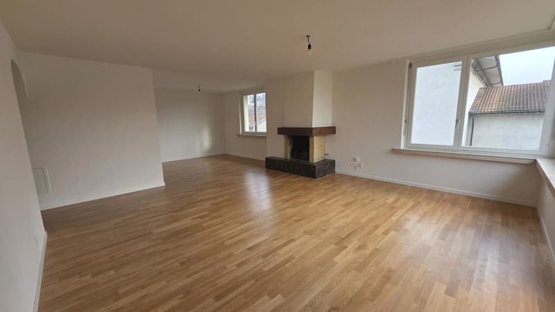 Das Wohnzimmer ohne Einrichtung (der Kamin ist funktionstüchtig :)