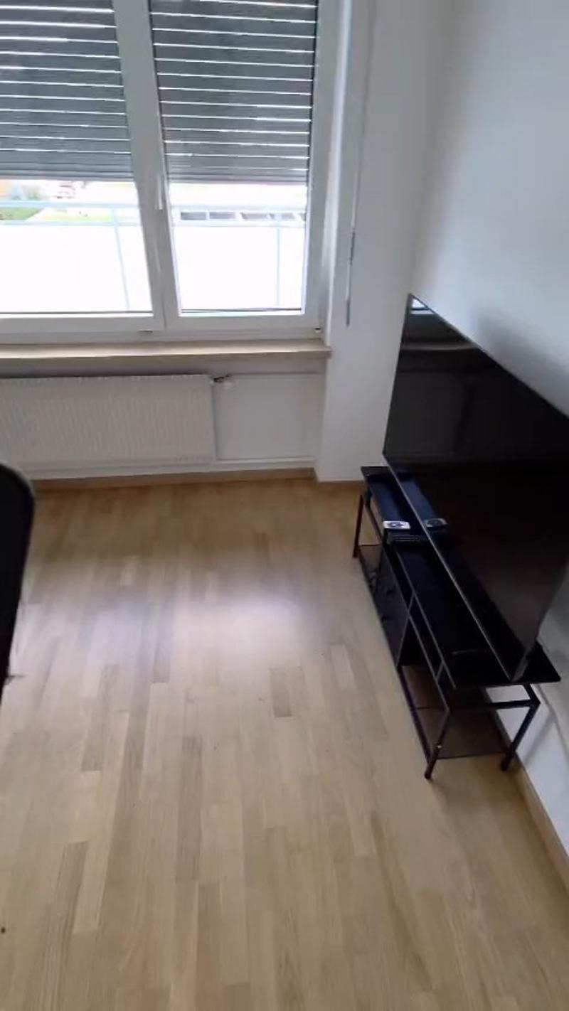 Helles, vollmöbliertes WG-Zimmer mit grossem Bett, TV & Kleiderschrank (2)
