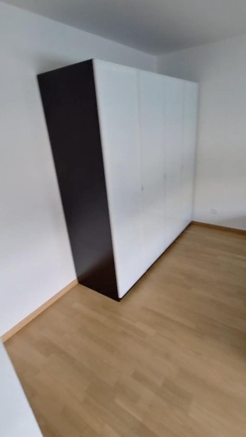 Helles, vollmöbliertes WG-Zimmer mit grossem Bett, TV & Kleiderschrank (3)