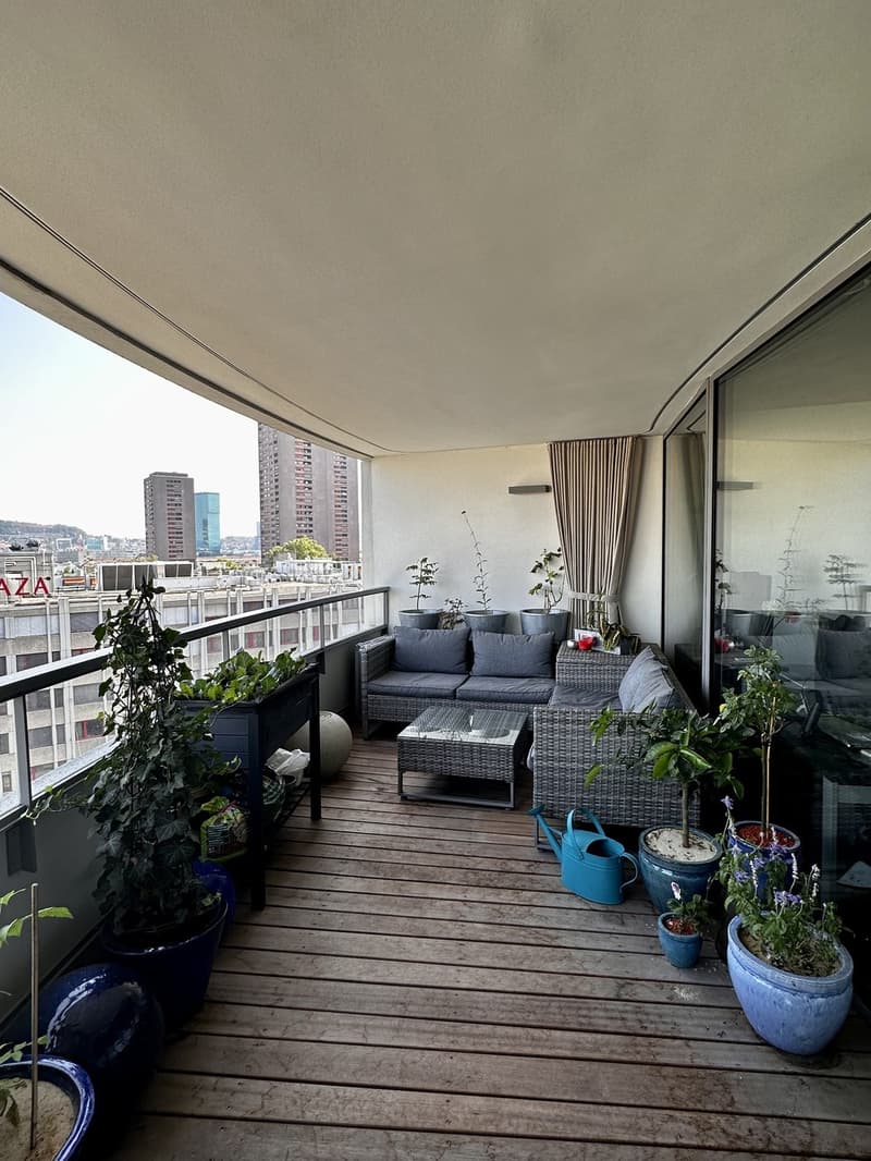 Modernes und helles Zimmer mit eigenem Badezimmer (12)