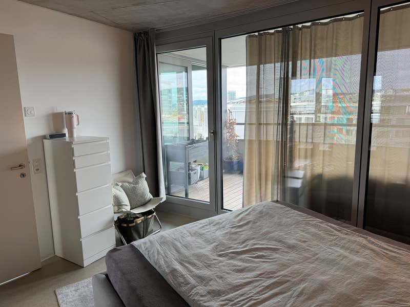 Modernes und helles Zimmer mit eigenem Badezimmer (3)