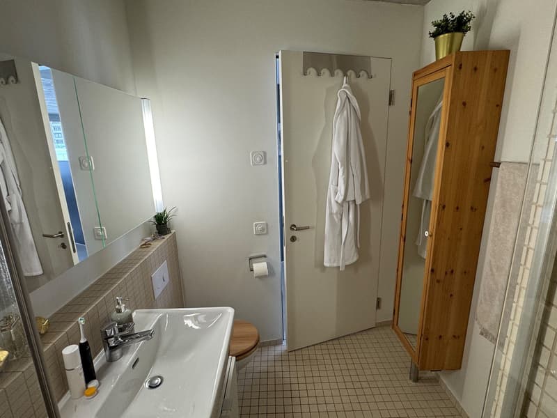 Modernes und helles Zimmer mit eigenem Badezimmer (7)