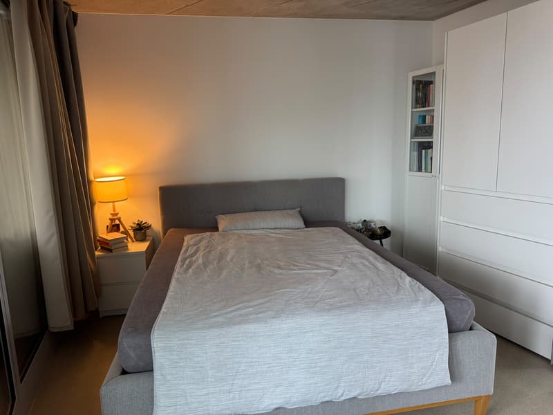 Modernes und helles Zimmer mit eigenem Badezimmer (4)