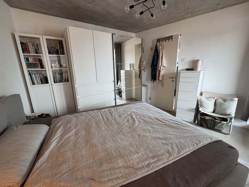 Modernes und helles Zimmer mit eigenem Badezimmer (5)