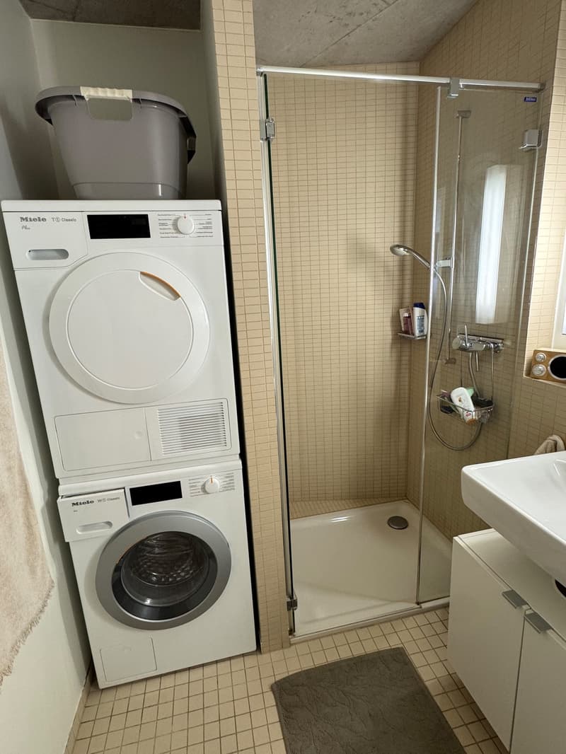Modernes und helles Zimmer mit eigenem Badezimmer (6)