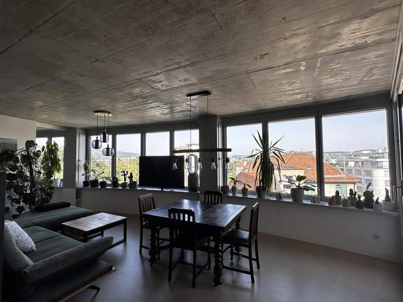 Modernes und helles Zimmer mit eigenem Badezimmer (2)