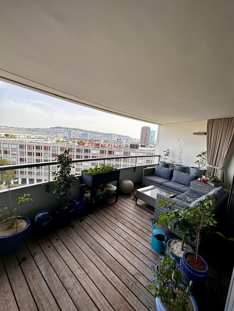 Modernes und helles Zimmer mit eigenem Badezimmer (8)