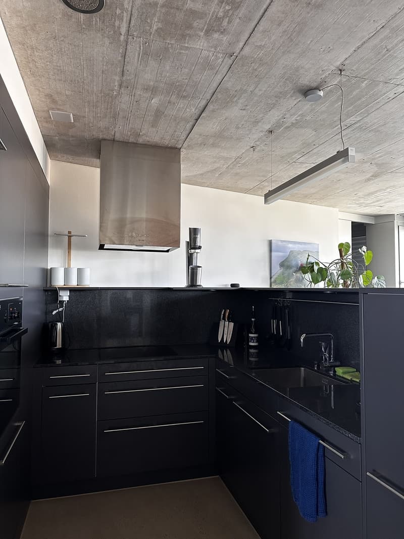 Modernes und helles Zimmer mit eigenem Badezimmer (10)