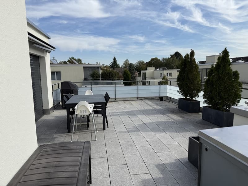 GROSSZÜGIGE & HELLE 5.5-ZIMMER-ATTIKAWOHNUNG IN VOLKETSWIL 167 m² WOHNFLÄCHE + CA. 100 m² TERRASSE (4)