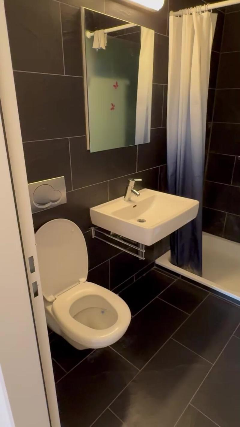 Befristet: Möbliertes WG-Zimmer mit eigenem Bad und Tiefgaragenplatz  November bis Januar (3)