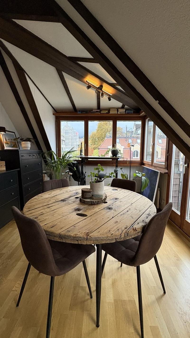 Wohn-und Arbeitszimmer mit grosser Fensterfront und Blick auf den Uetliberg