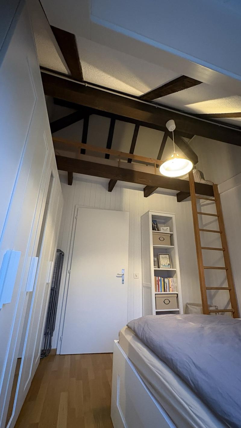 Schlafzimmer mit eingebauter Empore und viel Stauraum